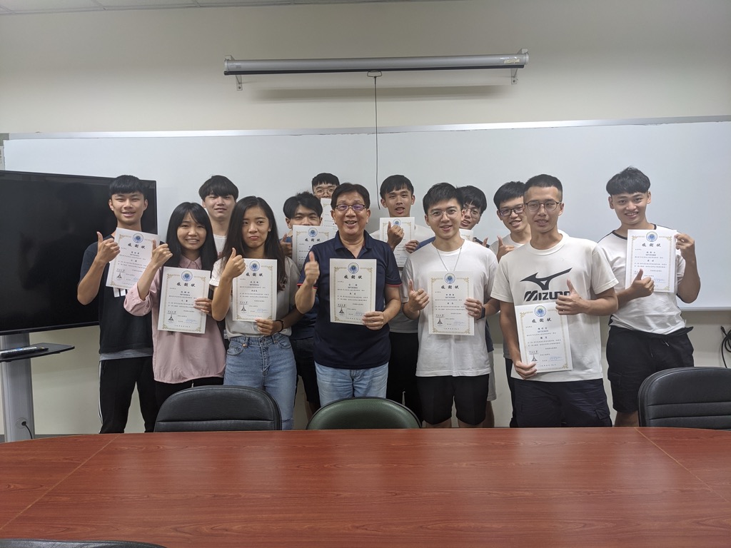 頒發第38屆系學會會長及幹部感謝狀